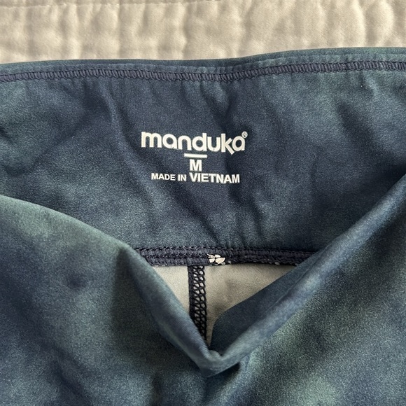 Manduka Printed Yoga Shorts - Picture 2 of 4